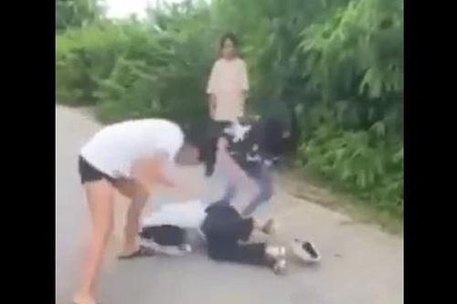 Công an xác minh video nhóm nữ sinh lớp 8 đánh nhau ở Phú Thọ