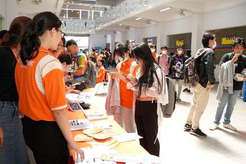 Hàng nghìn sinh viên có cơ hội việc làm từ Job Fair 2023