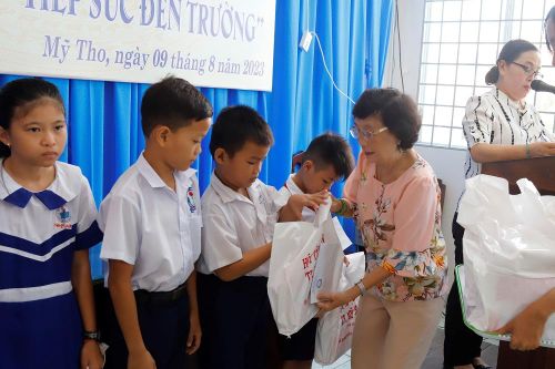 Tiền Giang tiếp sức đến trường 89 học sinh, sinh viên hoàn cảnh khó khăn
