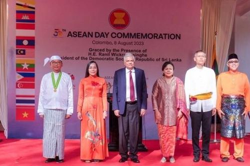 Tổng thống Sri Lanka tham dự Lễ thượng cờ nhân kỷ niệm 56 năm ngày thành lập ASEAN tại Colombo