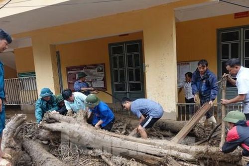 Thanh niên Yên Bái đội mưa giúp người dân ổn định sau lũ