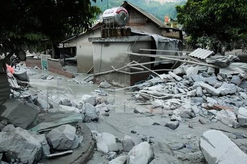 Bùn ngập nhà, xe bị vùi lấp sau sự cố hồ thải mỏ đồng ở Lào Cai
