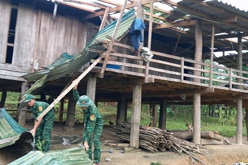 Quảng Bình: Lốc xoáy làm tốc mái hàng chục nhà dân ở khu vực biên giới