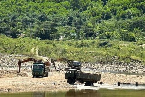 'Tuýt còi' chủ dự án thủy điện qua mặt UBND tỉnh TT-Huế tổ chức nạo vét đất đá khe suối