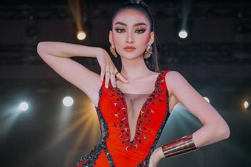 Á hậu Hòa bình bị chê lố lăng khi diễn bikini