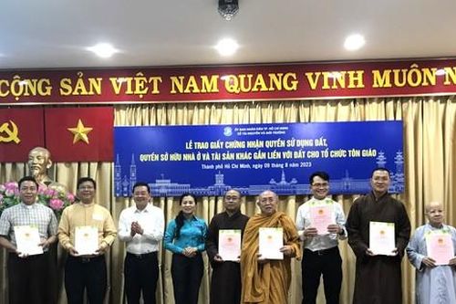 TPHCM trao sổ hồng cho nhiều cơ sở tôn giáo