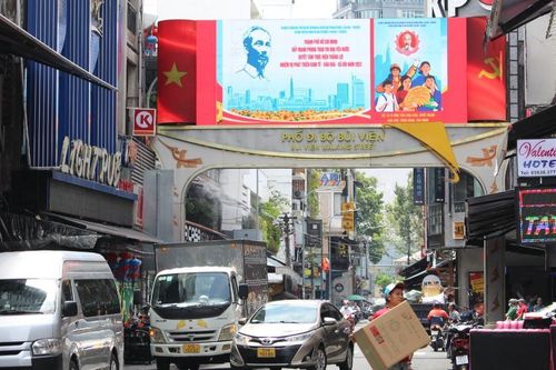 Hẻm chợ chiều 'lên đời' thành phố Tây, cư dân rủng rỉnh tiền