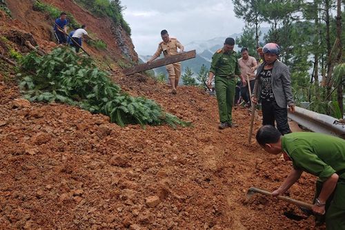Quốc lộ 4C sạt lở, công an và người dân tất bật xúc đất thông đường