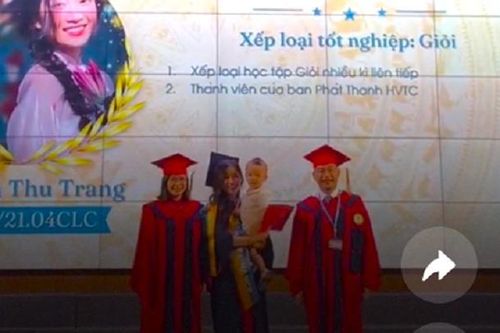 Nữ sinh Học viện Tài chính bế con lên nhận bằng tốt nghiệp loại Giỏi