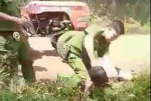 Tạm đình chỉ công tác trưởng công an xã đánh người dân ở Bình Phước