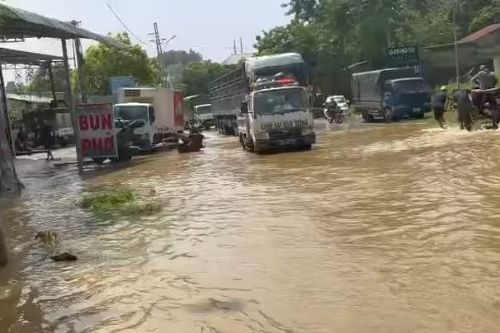 Mưa lớn gây ngập úng, CSGT dùng xe chuyên dụng chở người dân