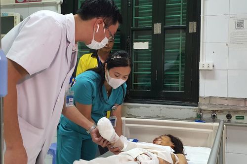 Vỡ nhãn cầu, cụt ngón tay do điện thoại phát nổ khi đang sạc