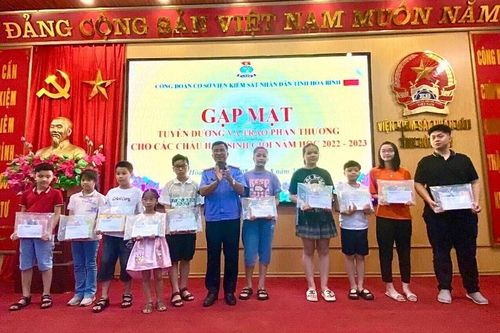 VKSND tỉnh Hòa Bình gặp và trao thưởng cho các cháu học sinh giỏi và đạt thành tích cao