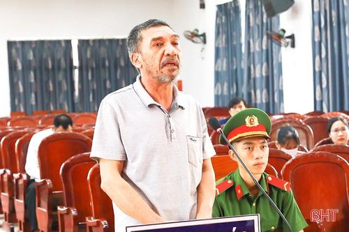 Vô cớ xách dao sang gây thương tích hàng xóm, 'bóc lịch' 9 tháng tù