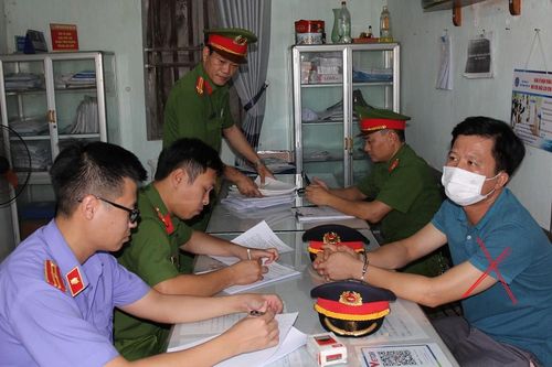 Bắt khẩn cấp Trạm trưởng y tế phường tiếp tay trục lợi bảo hiểm