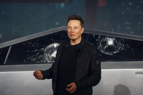 Tỉ phú Elon Musk có thể sẽ phải phẫu thuật trước khi thượng đài với ông Mark Zuckerberg