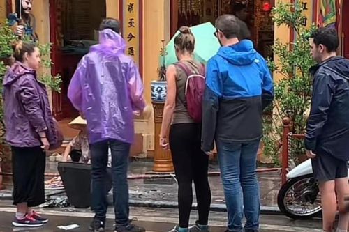 Khách Tây lần đầu thấy 'hóa vàng' tiền âm phủ, bày tỏ ngạc nhiên 'sao giàu thế?'