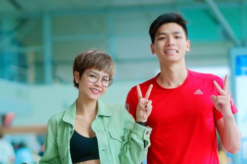Bất ngờ với nhan sắc trẻ trung, gu thời trang cực 'chất' của mẹ kình ngư Kim Sơn