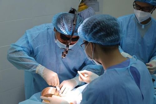 Tiêm filler ngực, cô gái dính áp xe, biến dạng vú