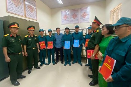 Thành lập Tiểu đội Dân quân thường trực phường Lê Đại Hành