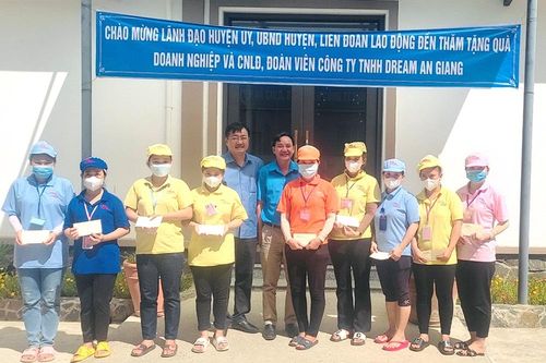 Huyện ủy, HĐND, UBND huyện Chợ Mới thăm, tặng quà công nhân Công ty TNHH Dream An Giang