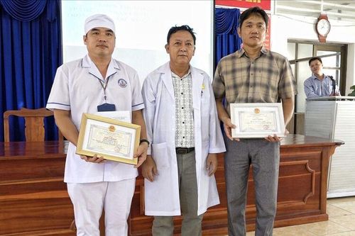 Khen thưởng điều dưỡng ở An Phú cấp cứu bệnh nhân