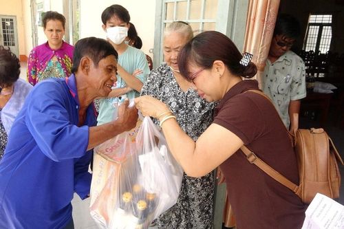 Thêm 100 phần quà cho nạn nhân da cam huyện Tri Tôn