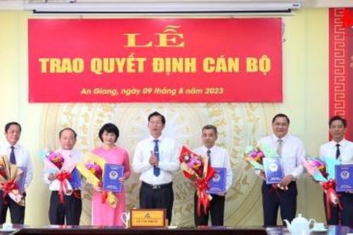 UBND tỉnh An Giang trao quyết định công tác cán bộ