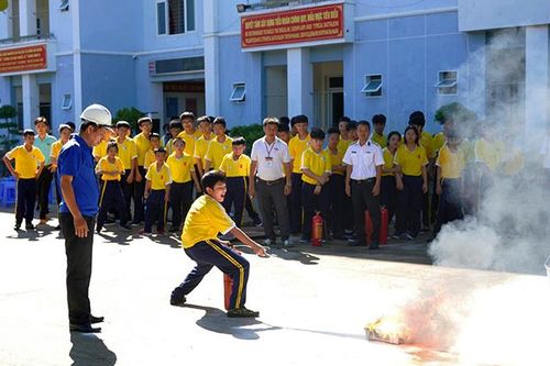 Chúng em tập làm chiến sĩ Hải quân