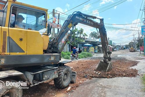 Vận động người dân sửa chữa tạm thời tuyến đường xuống cấp