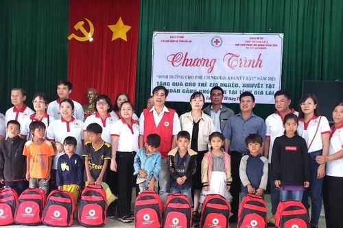 500 suất quà cho trẻ em, người khuyết tật Chư Prông và Kông Chro