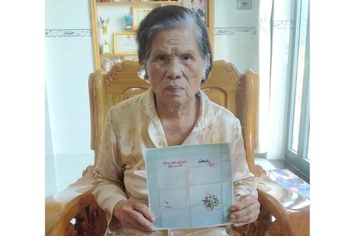 Chiếc khăn thêu mật ngữ