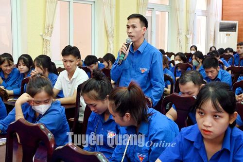 Chủ tịch UBND huyện Chiêm Hóa đối thoại với thanh niên