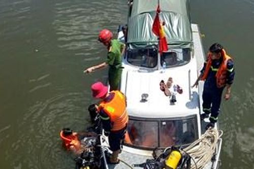 Một người đi xe đạp nhảy cầu Phú Lưu tử vong