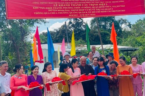 Ban Từ thiện xã hội báo Giác Ngộ bàn giao cầu nông thôn, tặng quà đến gia đình khó khăn