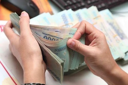 Doanh nghiệp muốn trì hoãn, công nhân mong tăng 8% lương tối thiểu vùng
