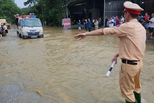 Tuyên Quang: CSGT dùng xe chuyên dụng giúp dân qua đoạn đường ngập sâu