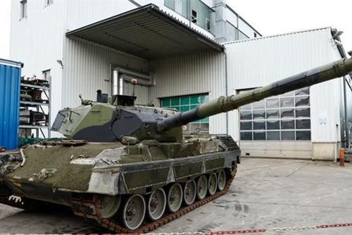 Một nước EU mua 49 tăng Leopard cũ gửi tới Ukraine