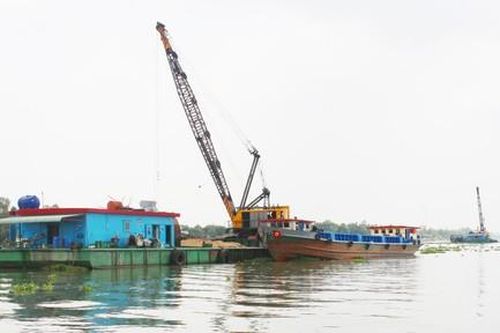 Tỉnh An Giang thu hồi các giấy phép khai thác cát và truy thu hàng chục tỷ đồng