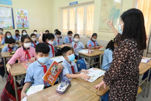 Nghề cao quý nhưng lương không đủ sống, nhiều giáo viên 'cấm' con vào sư phạm