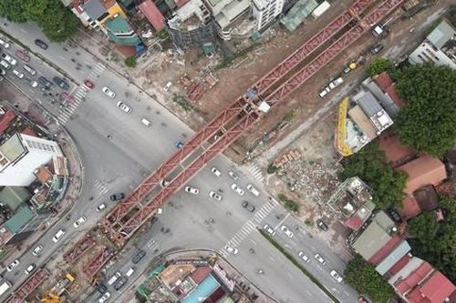Tiếp tục phân luồng giao thông phục vụ lắp đặt cầu vượt nút giao Hồng Tiến - Nguyễn Văn Cừ