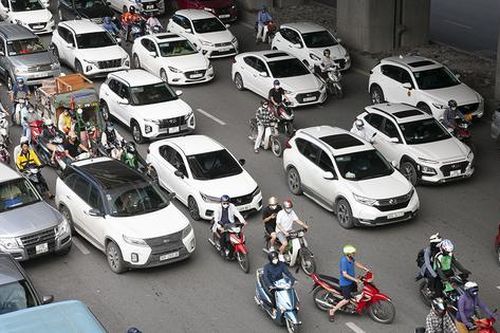 Dỡ bỏ dải phân cách trên đường Nguyễn Trãi, ô tô lại dàn hàng ngang 6-7 làn xe