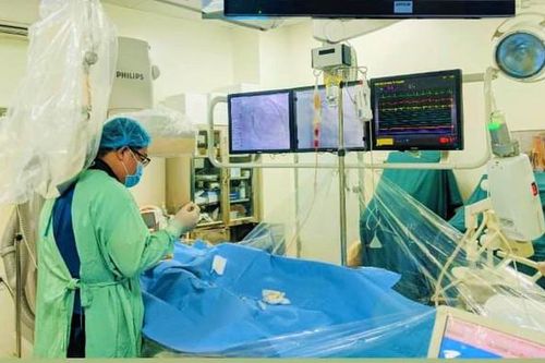 Giải quyết mâu thuẫn bằng dao, 2 người đàn ông nguy kịch
