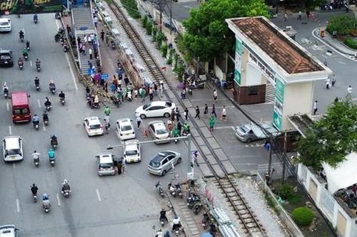 Vi phạm trật tự đô thị 'bủa vây' bệnh viện Bạch Mai, cơ quan chức năng nói gì?