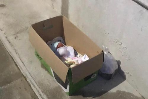 Phát hiện bé 2 tuần tuổi trong thùng carton cùng lời nhắn 'không thể nuôi cháu'