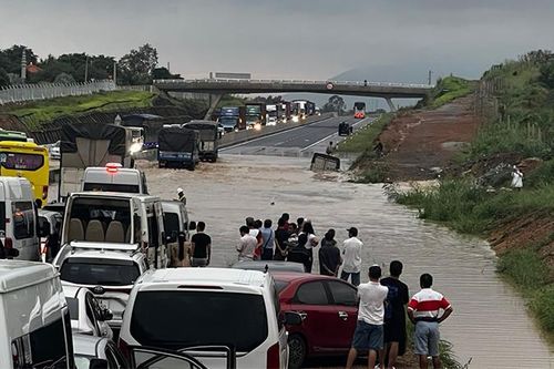Phó Thủ tướng Chính phủ yêu cầu báo cáo nguyên nhân ngập cao tốc Phan Thiết-Dầu Giây