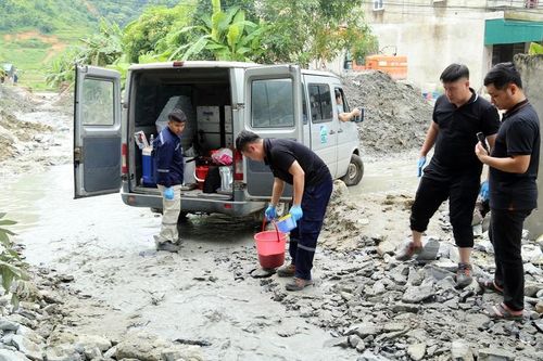 Kiểm tra, lấy mẫu sau sự cố vỡ cống xả hồ thải Nhà máy đồng Tả Phời