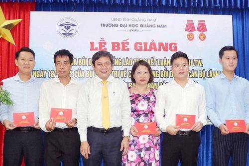 20 học viên hoàn thành chương trình bồi dưỡng tiếng Lào cơ bản
