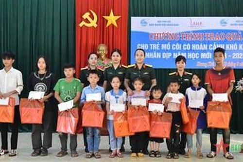 Hội Phụ nữ Báo Quân đội nhân dân trao quà tặng trẻ em có hoàn cảnh khó khăn tại Hương Khê, Hà Tĩnh