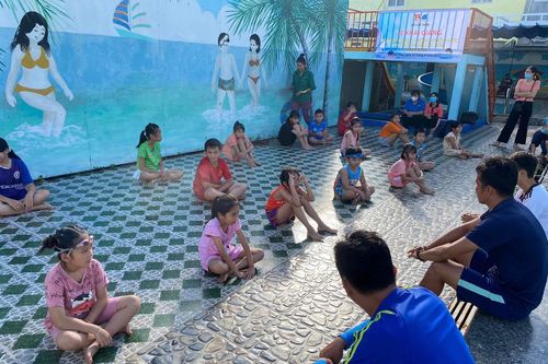 Nỗ lực 'xóa mù' bơi trong hè